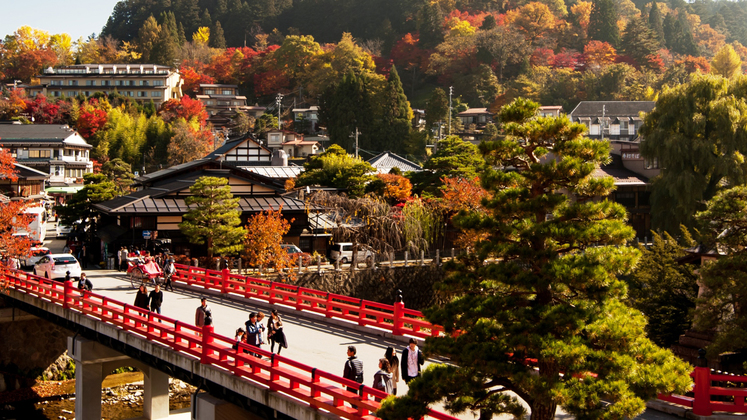 中橋と紅葉。朝晩が冷えるようになると、遠くの山からだんだんと色づいてきます。