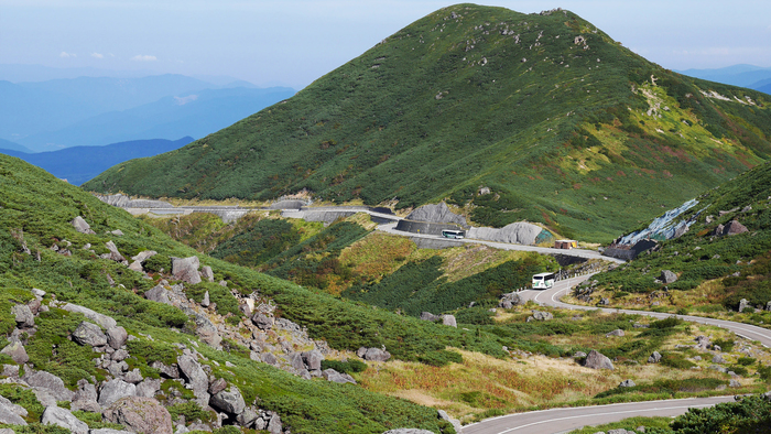 大自然の広がる乗鞍岳までは1.5時間。5月〜10月開通です。（冬季は閉鎖されます）