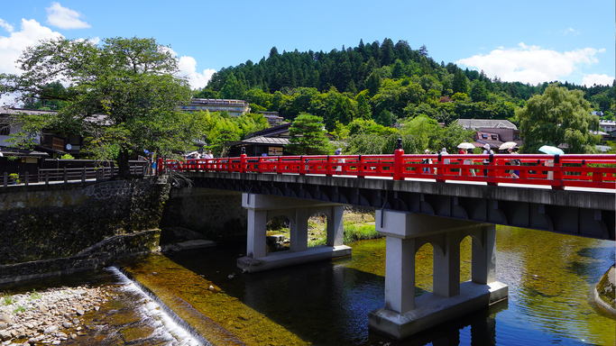 飛騨高山の代表的な橋である赤い中橋では四季折々の美しい景色を楽しむことができます。