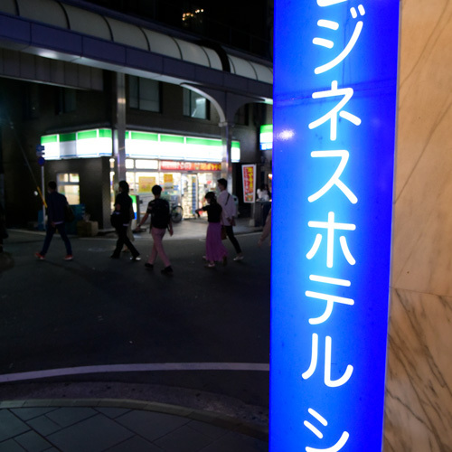 目の前にはコンビニエンスストア