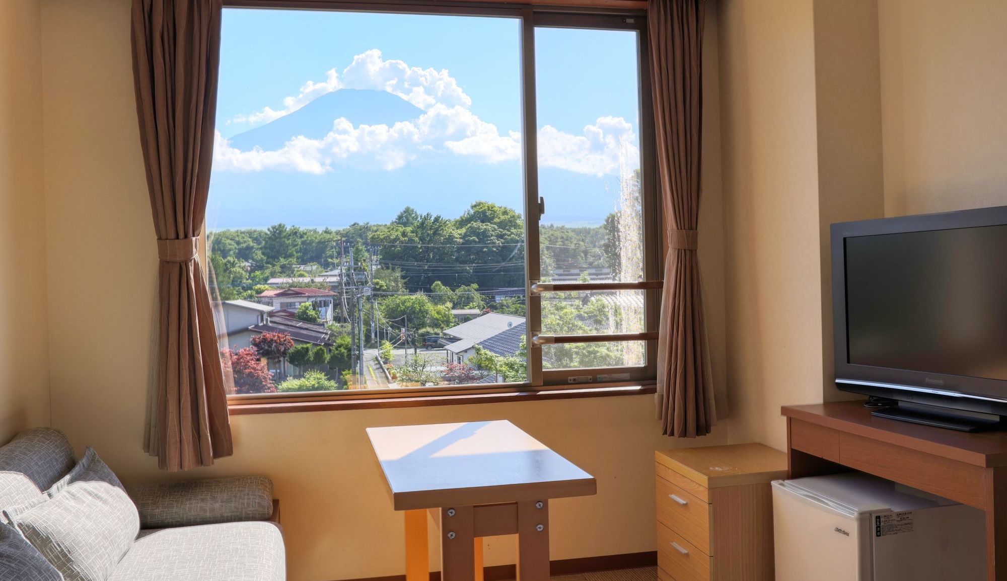 【富士山ビュー客室】晴れの日は美しい富士山の景観がお部屋の窓からご覧いただけます。