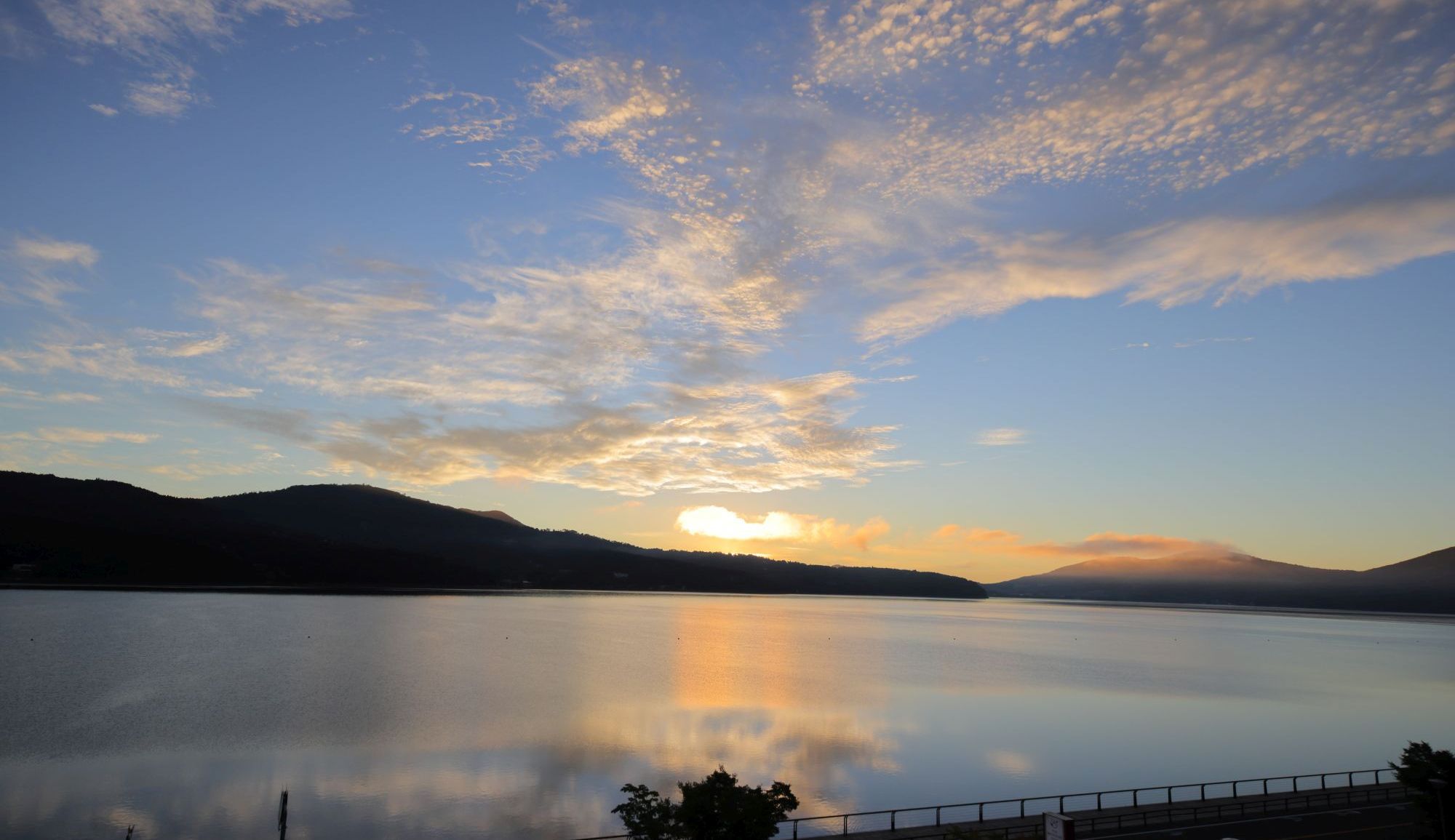【富士五湖・山中湖の夕景】目の前には湖畔があり、夕陽の景色をご覧いただけます