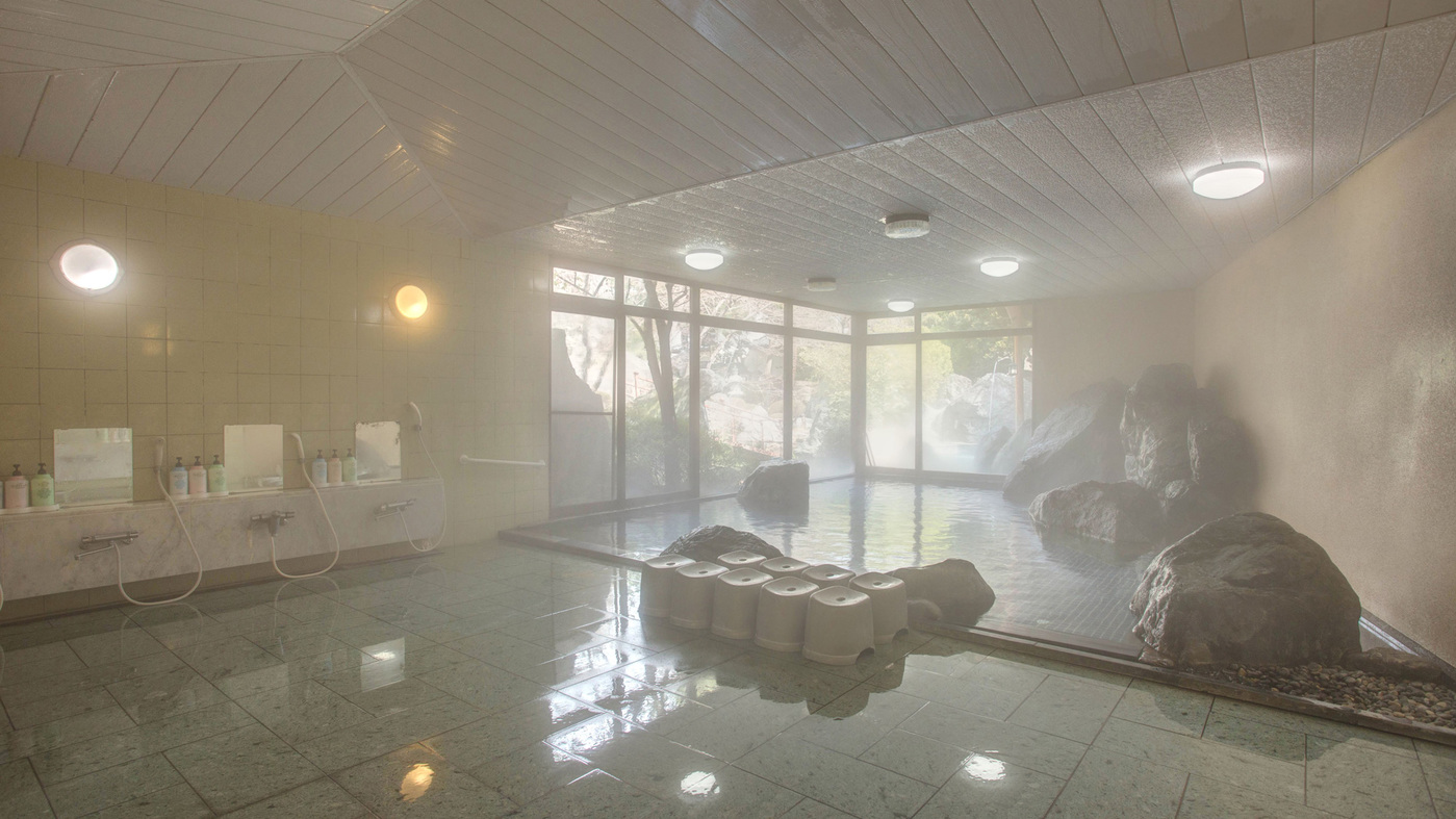 *【大浴場（男性）】24時間入浴可能。きめ細かく滑らかな泉質です。