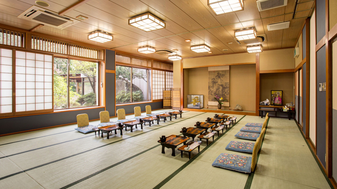 *【館内（宴会場）】グループや団体様でも、皆様でお食事をお楽しみいただけます。