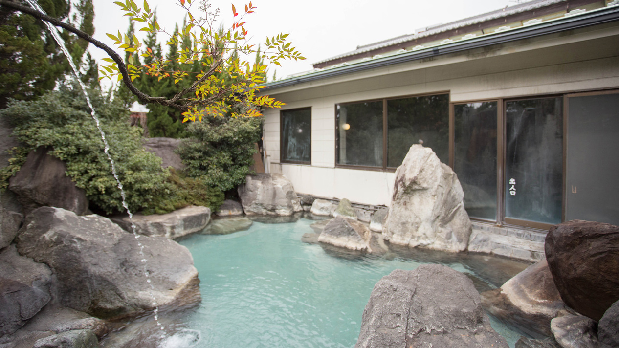 *【露天風呂（女性）】24時間入浴可能。きめ細かく滑らかな泉質です。