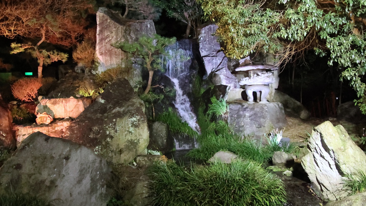 *【施設（中庭）】夜のライトアップ／温泉上がりの夕涼みにはぜひロビーへお越しください