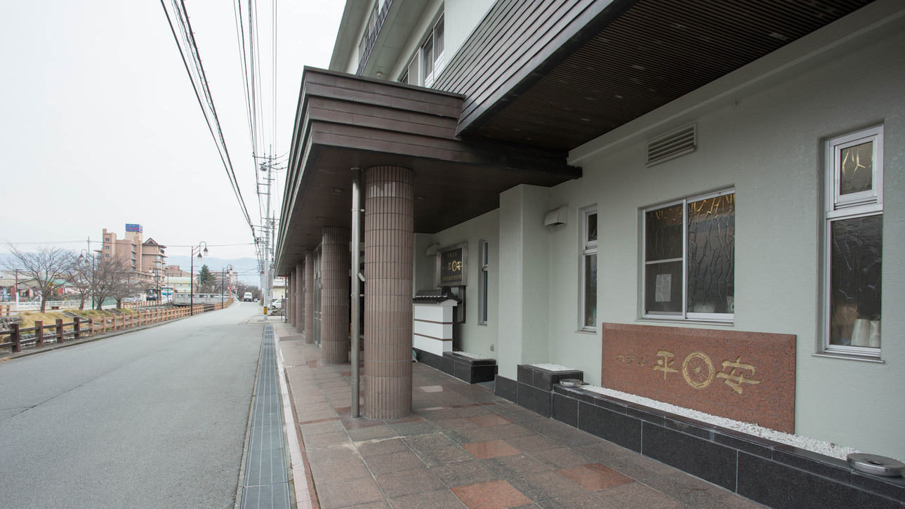 *【外観】目の前には笛吹川が流れています。24時間入浴可能です。ごゆっくりお寛ぎください。