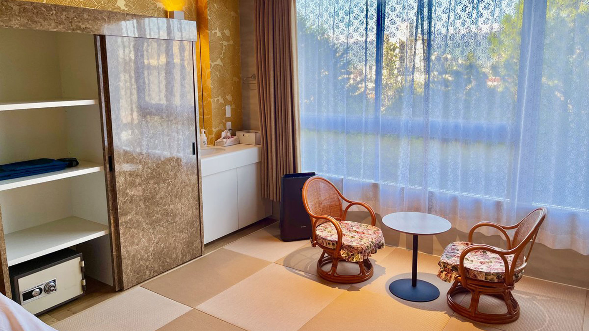 *【和モダン10畳（一例）】琉球畳の上では、足を伸ばしてのんびりお寛ぎいただけます