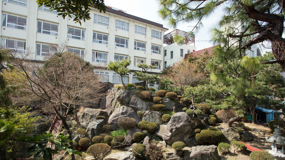 *【施設（中庭）】庭園の池には、美しい鯉が悠々と泳いでいます。ほっと一息しませんか。