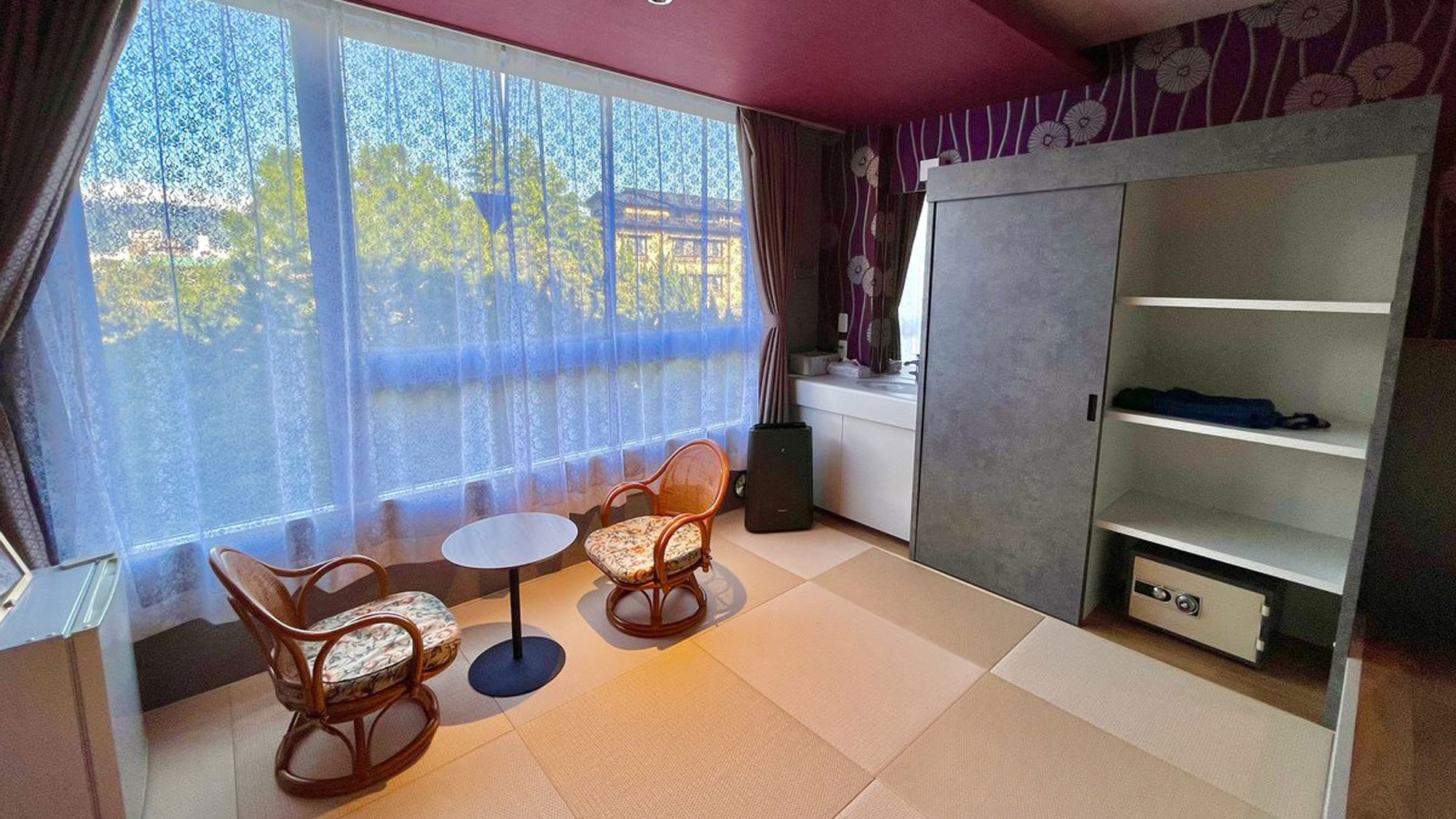 *【和モダン10畳（一例）】室内には洗面台、荷物棚・金庫・冷蔵庫などがございます