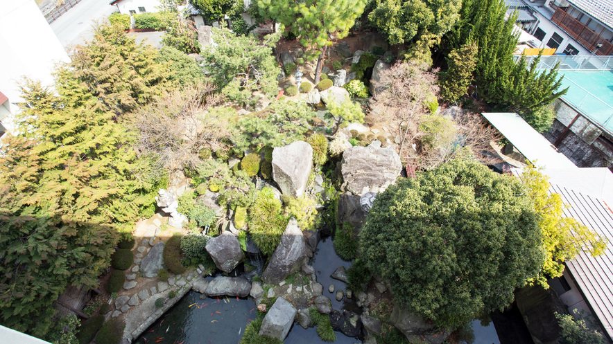 *【和室10畳（一例）】池に鯉が泳ぐ日本庭園をご覧いただけます