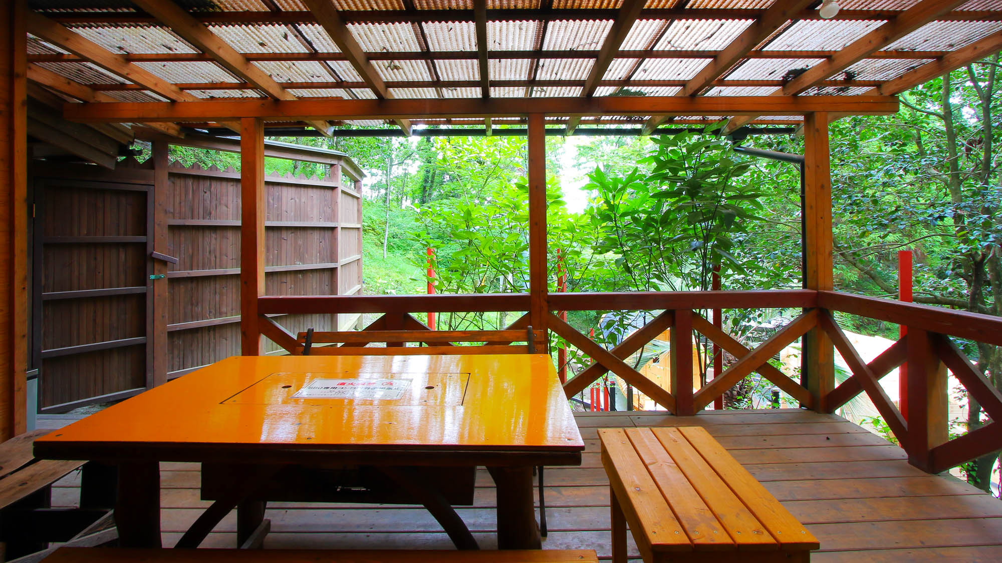 【もみじ】ＢＢＱデッキは屋根があり全天候型で安心