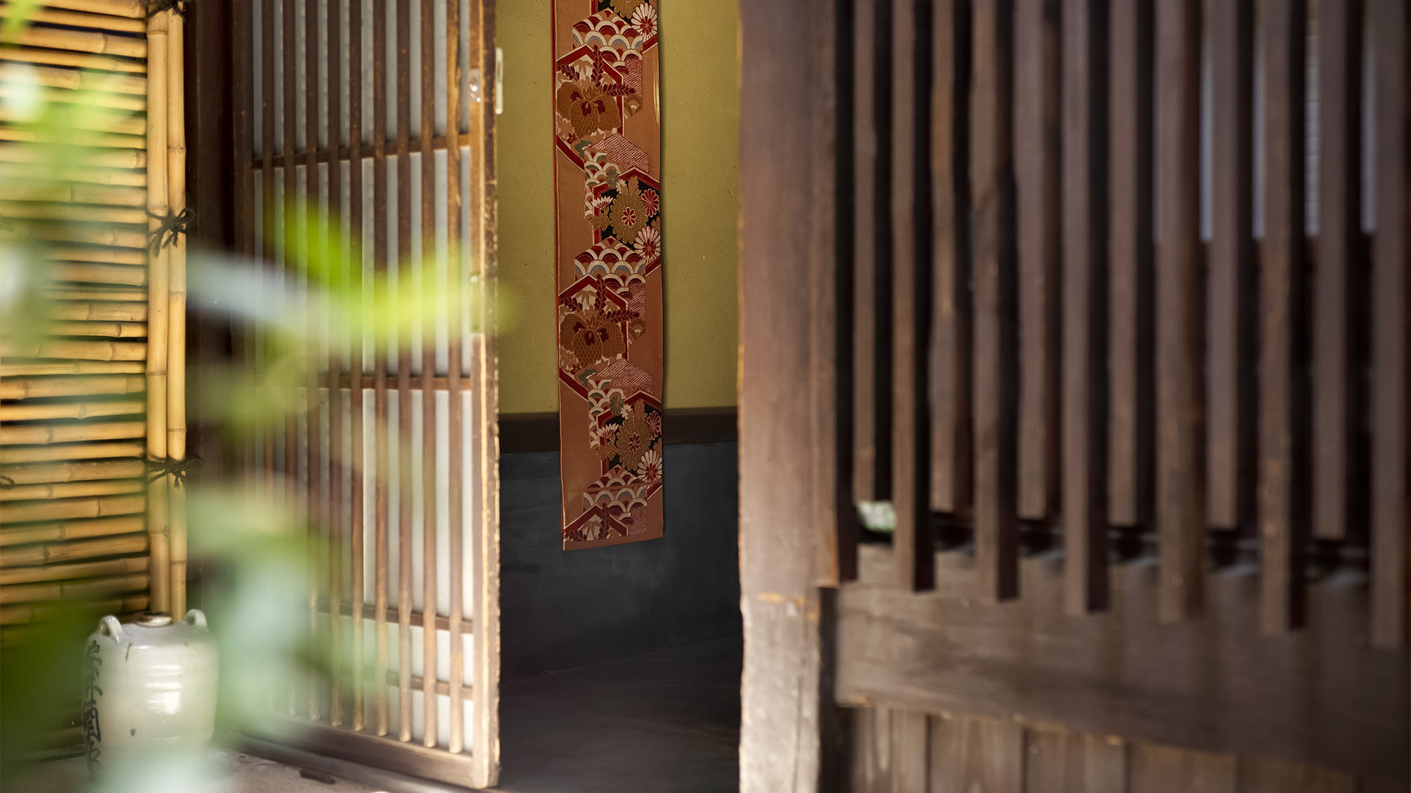 ・玄関の引き戸の先には古き良き時代の京都が広がっています