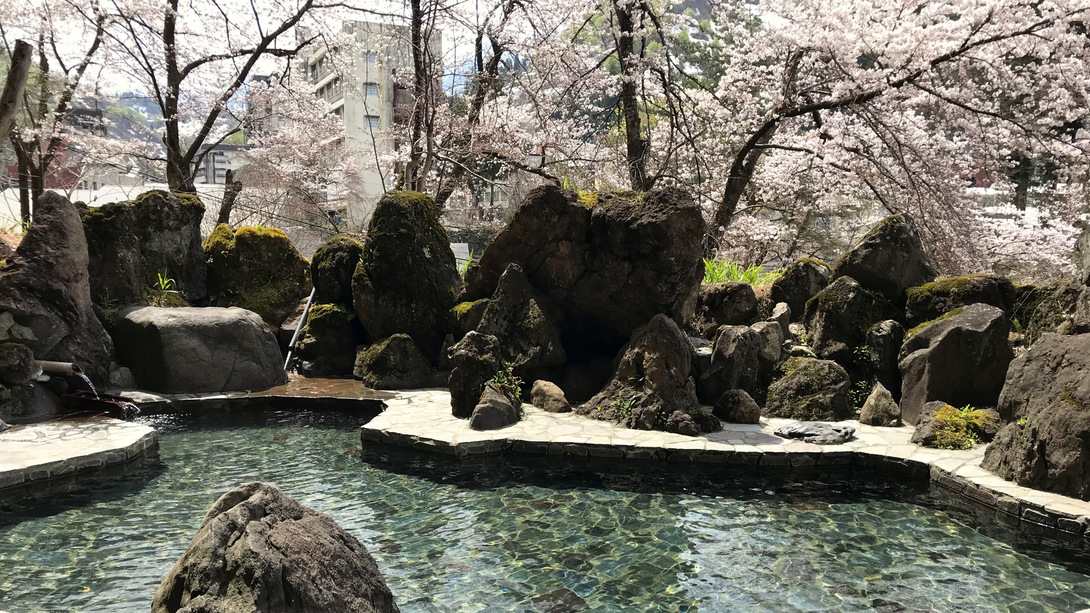 露天風呂・春【仙境】春には桜をお楽しみいただけます♪