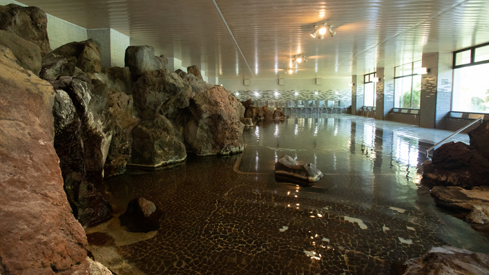 大岩石風呂 大浴場【大岩石風呂】当ホテル自慢の大浴場です。ぜひ岩石のスケール感をお楽しみください。