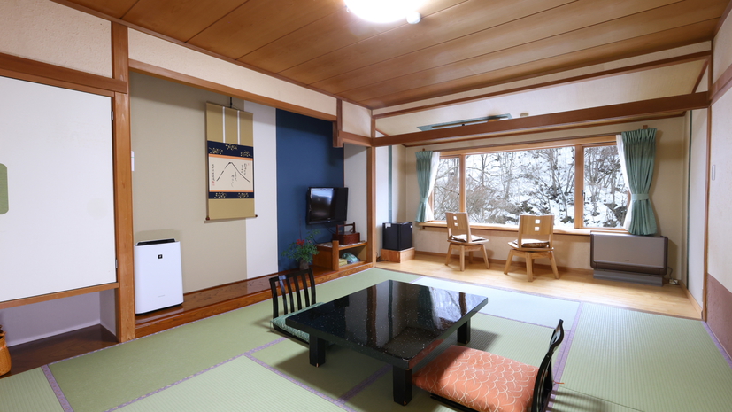 【本館・和室10畳】松川渓谷側のお部屋。