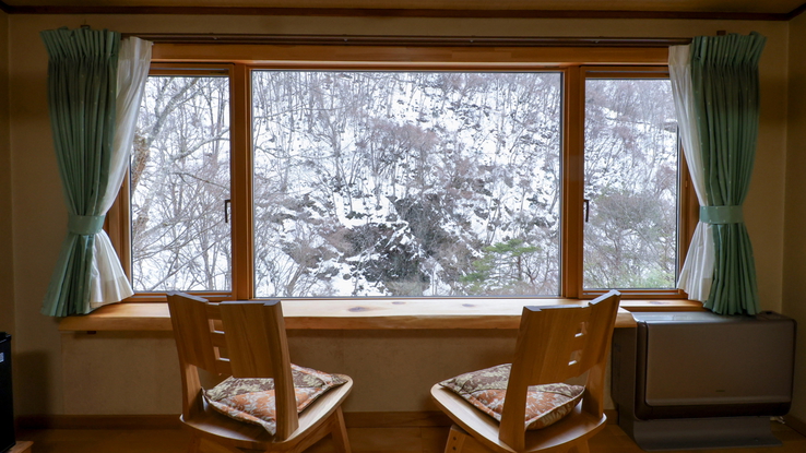 【本館・和室10畳】窓辺で渓谷の絶景をお楽しみください
