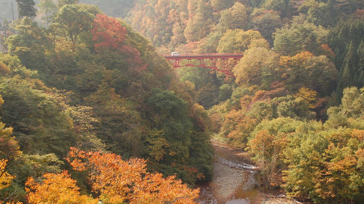 紅葉に映える高井橋
