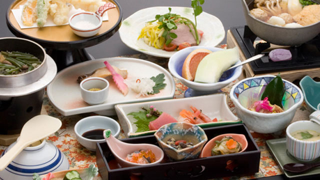 日帰りお膳メインのお鍋は秋田を代表する「きりたんぽ鍋」「山の芋鍋」「だまこ鍋」からお選びください。
