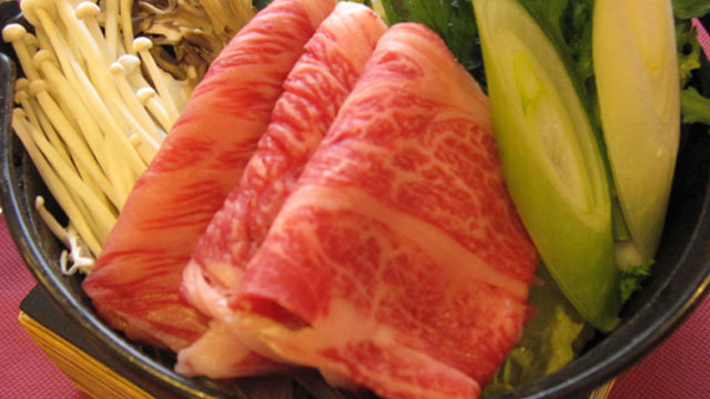 秋田錦牛は、「Ａ4ランク」の格付けをされている特選牛です。比内地鶏の玉子をつけてお召し上がりください