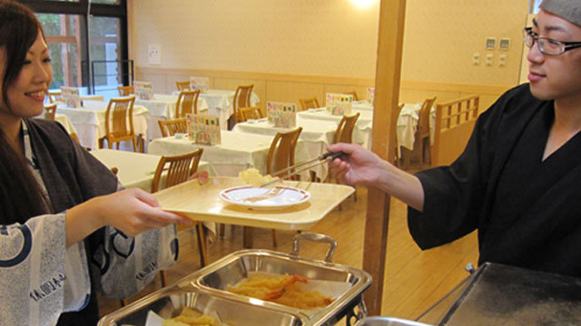 天ぷらコーナー春は山菜、秋はきのこ、その他のどぐろやワカサギなど揚げたて熱々をご提供しております。
