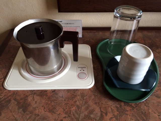 【電磁サーバー（湯沸かし器）】お部屋でお茶、カップ麺、お湯割を！注ぐ際は蓋を押さえて熱湯注意！