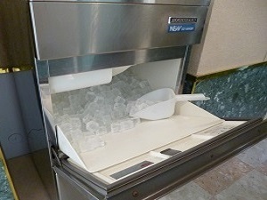 【製氷機】２４時間利用可！満タンだとこ〜んなにいっぱい！ご自由にどうぞ。