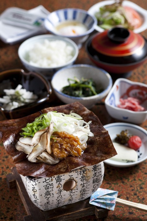 名物朴葉味噌の朝食・縦