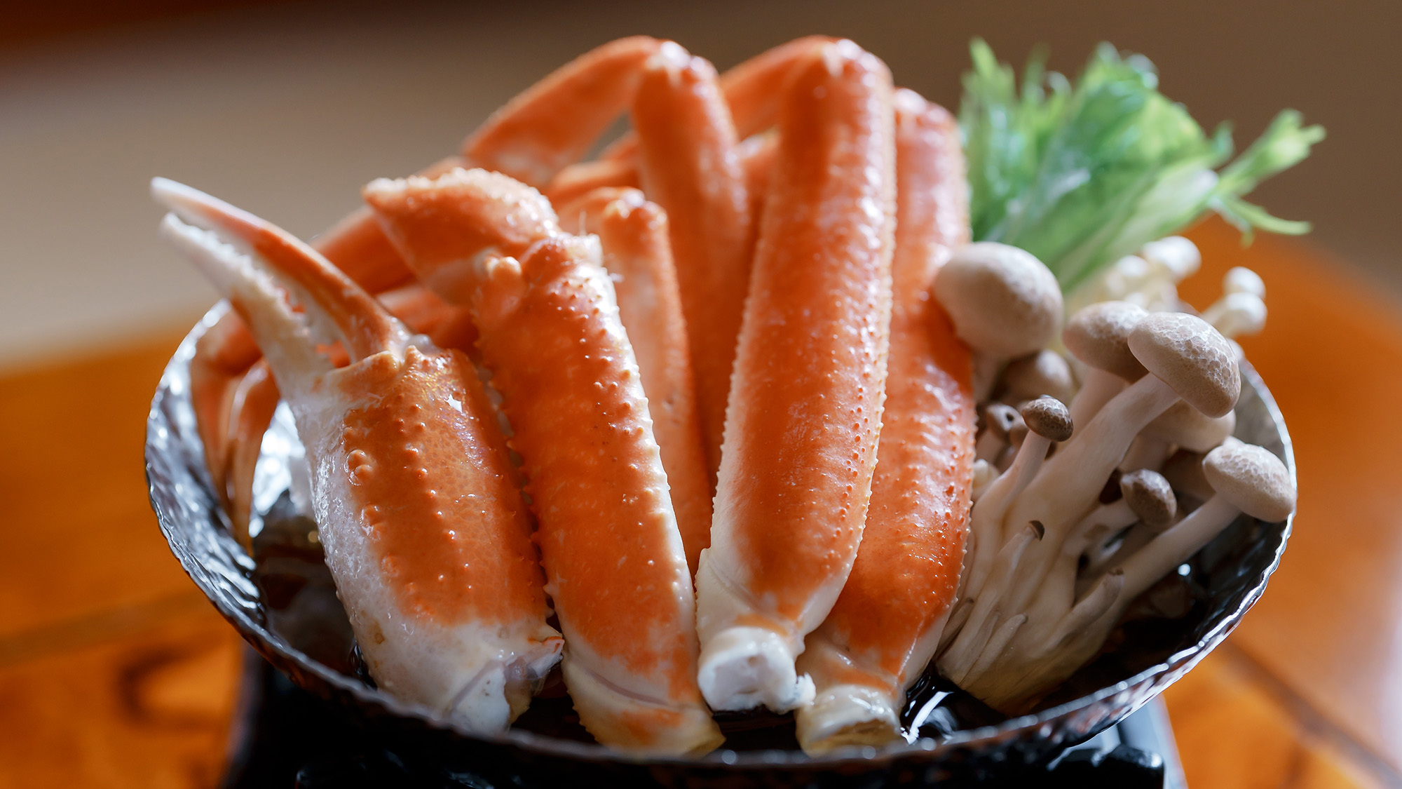 ・【ずわい蟹】ギュッと身つまった蟹たっぷり！冬の味覚のすき鍋はいかがでしょうか