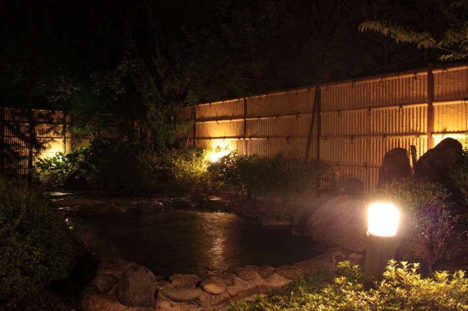 夜の大浴場の露天風呂