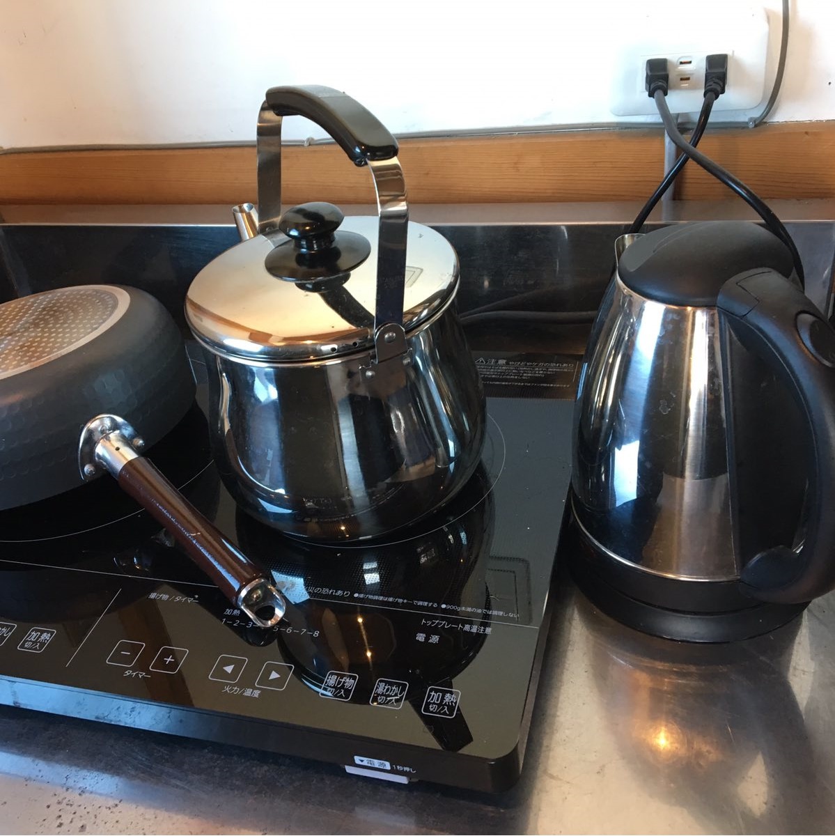 【Ａ棟共同キッチンスペース】電子レンジ、ヤカン、給湯器、鍋などのご用意がございます