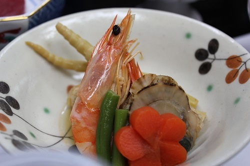 蓋物根まがり竹を添えて