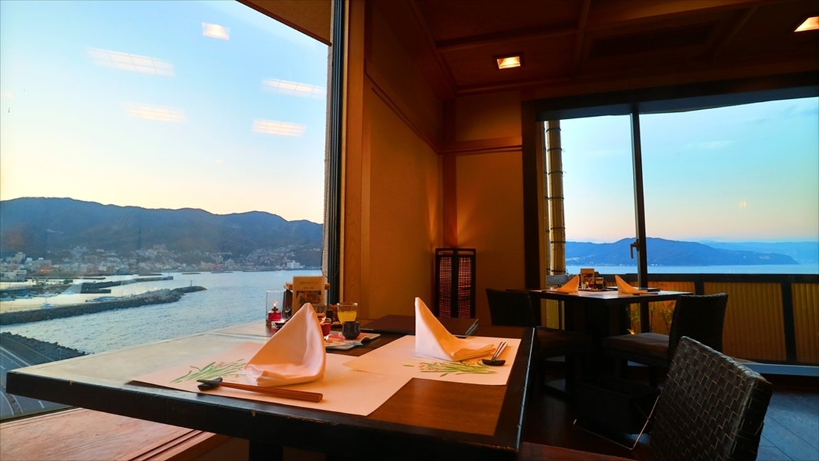 【9階レストラン〜蒼海〜】窓より相模灘の雄大な景色を見下ろしながら、お食事をお楽しみください