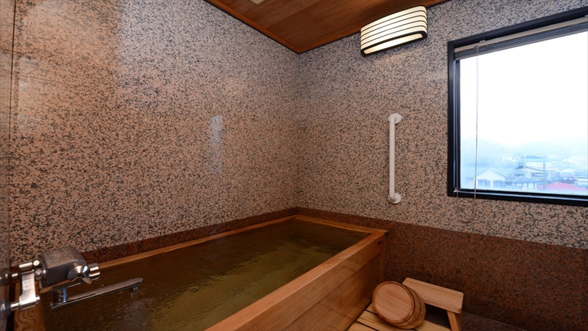 【全室共通】古代檜を使用した内風呂。檜の薫りに包まれながら至福の入浴タイムを。