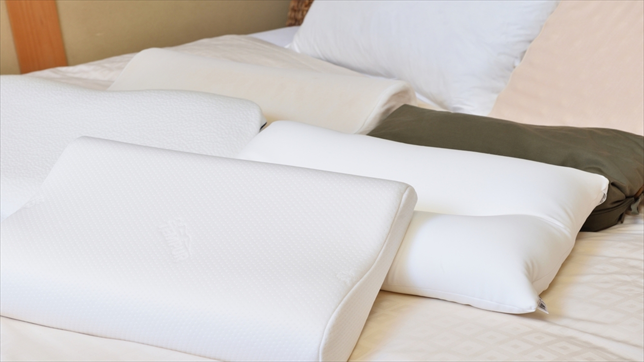 【全室共通】有名ブランドの枕を多数ご用意しております。お好みの枕で快適な睡眠を。