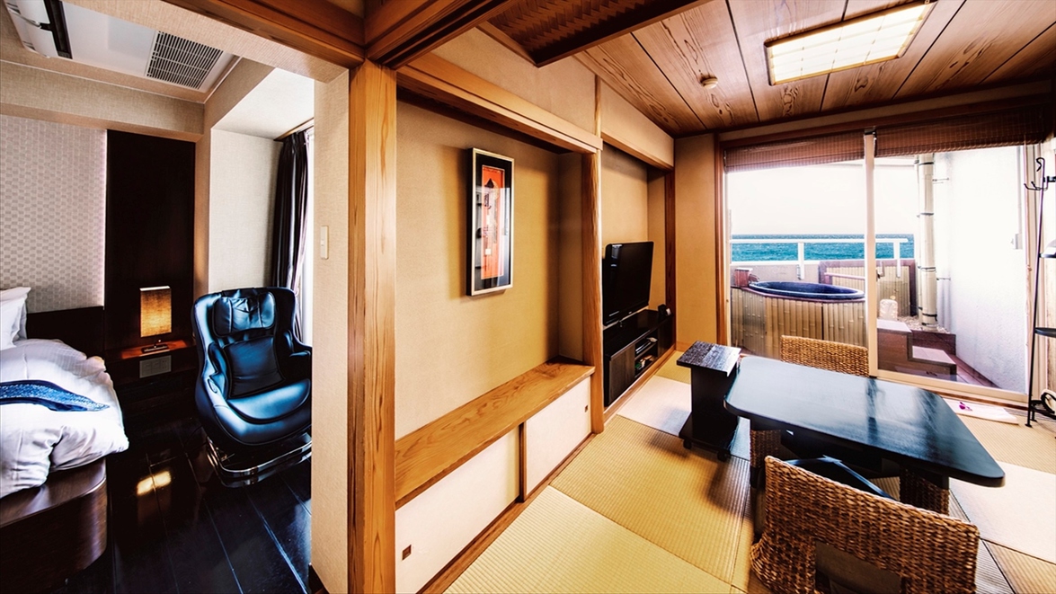 【ハリウッドツイン和洋室2間】アジアンモダンの寝室と琉球畳の和室を備えた人気の客室。
