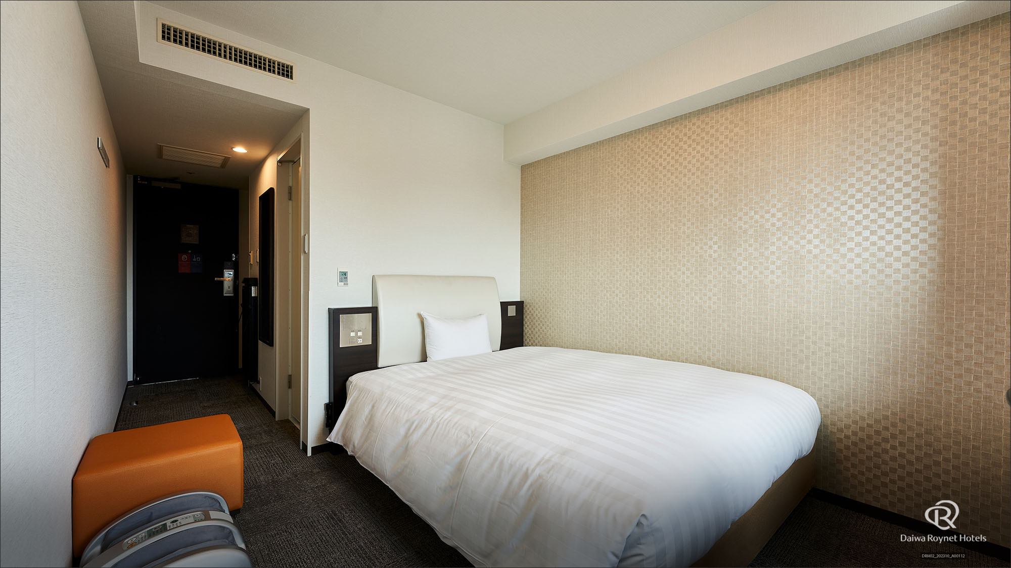 【スーペリアルーム】18㎡ / 154cm幅のベッド1台 / 13階・14階の高層階限定 / フット