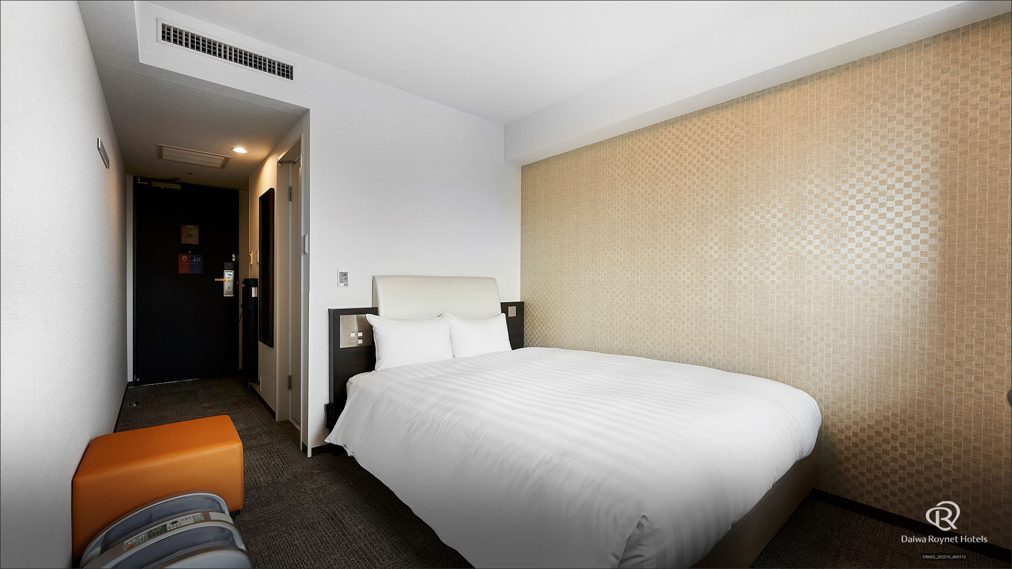 【スーペリアルーム】18㎡ / 154cm幅のベッド1台 / 13階・14階の高層階限定 / フット