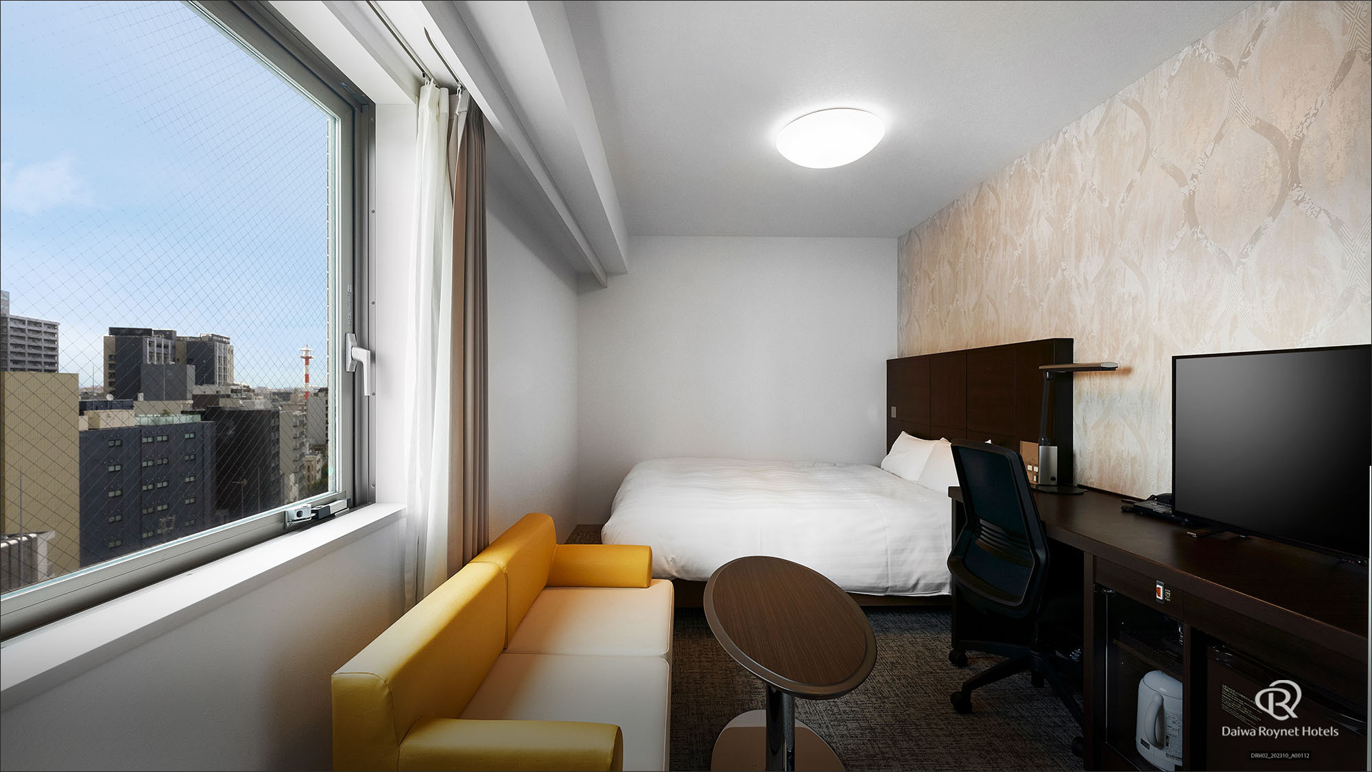 【デラックスダブルルーム】22㎡ / 168cm幅のベッド1台 / 2名掛けのソファー設置