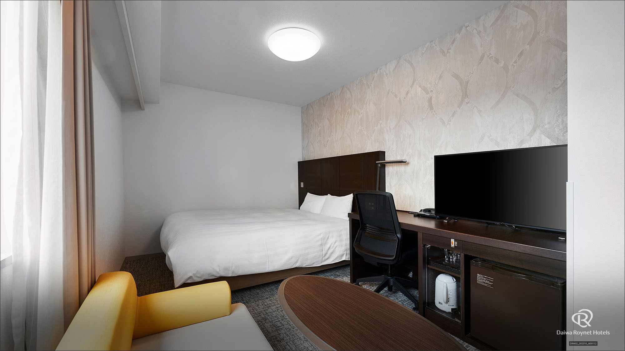 【デラックスダブルルーム】22㎡ / 168cm幅のベッド1台 / 2名掛けのソファー設置