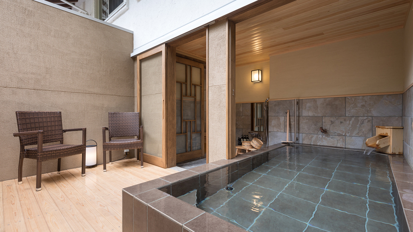 別邸藤黄半露天風呂ご家族やグループ旅行にも対応した大きな浴槽。自家源泉100%。