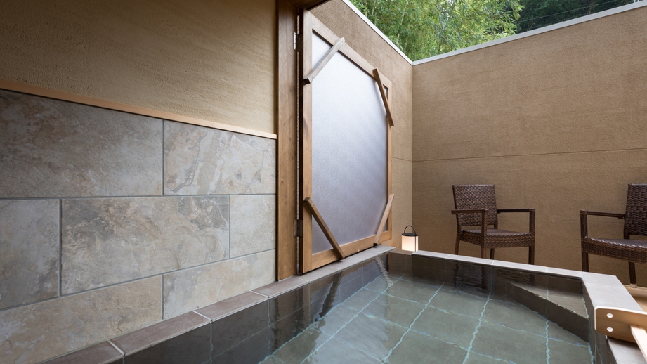 別邸藤黄半露天風呂自家源泉100％かけ流しの温泉をいつでもお愉しみいただけます。