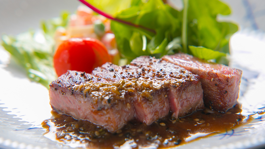 夕食イメージ【ステーキ】噛むほどに料理長厳選の国産黒毛和牛の甘みが口いっぱいに広がります。