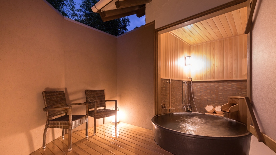 別邸月白半露天風呂ゆったりとした大きな陶器製の浴槽が新鮮な半露天風呂。