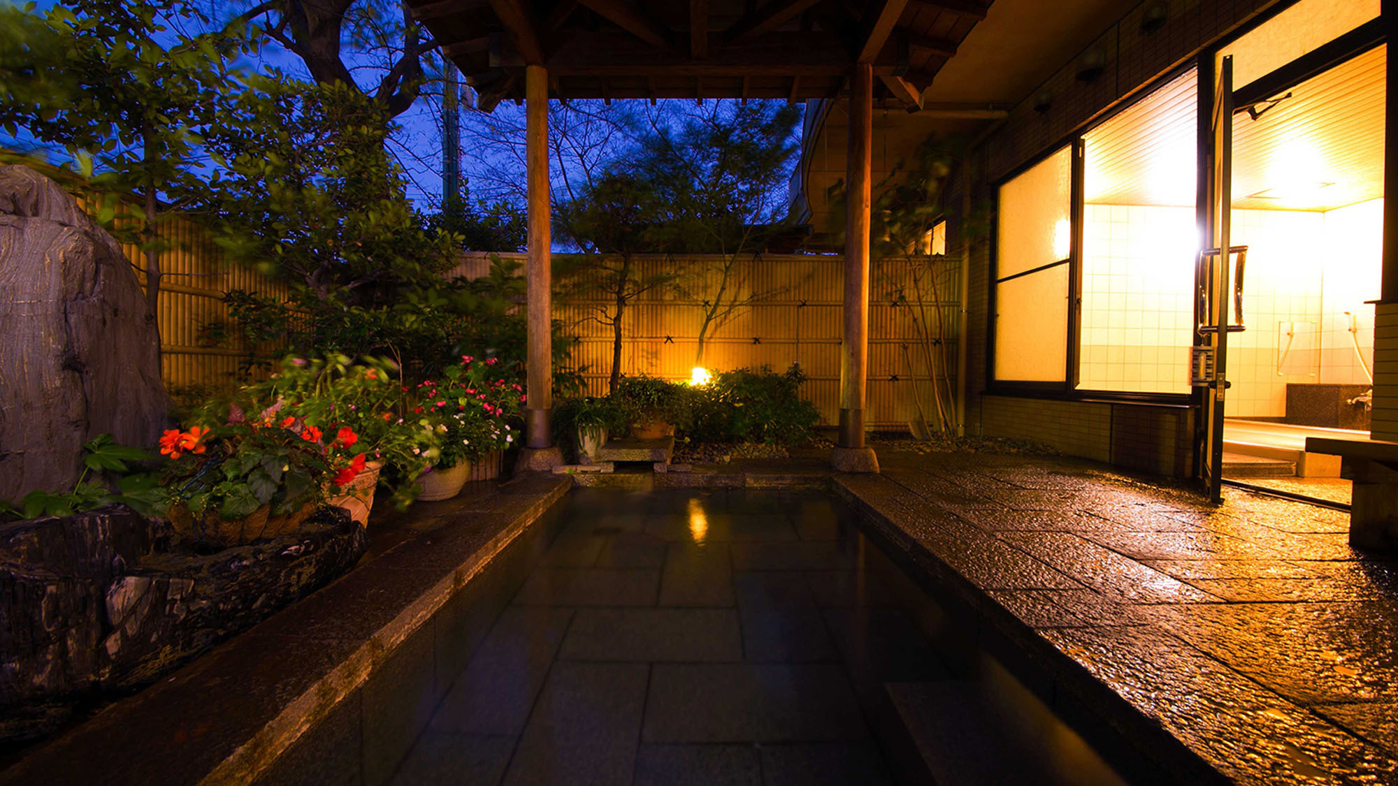 庭園露天風呂（夜）四季折々の風景を眺めながらたっぷりの湯で、１日の疲れをゆっくりと癒して下さい