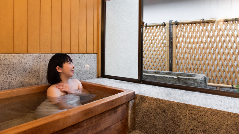 *【雅：檜風呂】広くてやや深めの檜の浴槽が日々の疲れを癒します。※温泉ではありません。