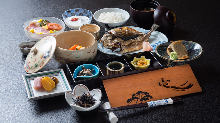 *【朝食一例】優しい味わいの煮物や焼き魚を始めとした献立で、朝からしっかりと召し上がっていただけます