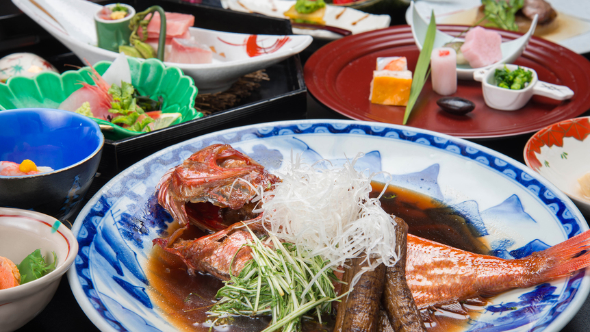 *【金目鯛煮付け】当館の金目鯛はおおぶりなものを活魚で仕入れ、高い鮮度で調理をするため一味違います