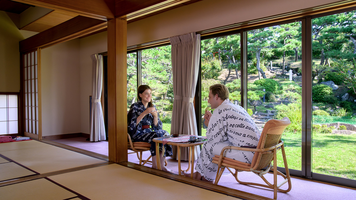 【庭園側和室：雅】大きな窓から庭園を一望。檜風呂付きの人気客室。