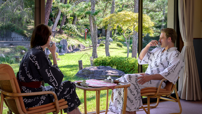 【庭園側和室：雅】庭園美と檜風呂に癒やされる、旅館随一のくつろぎ空間。